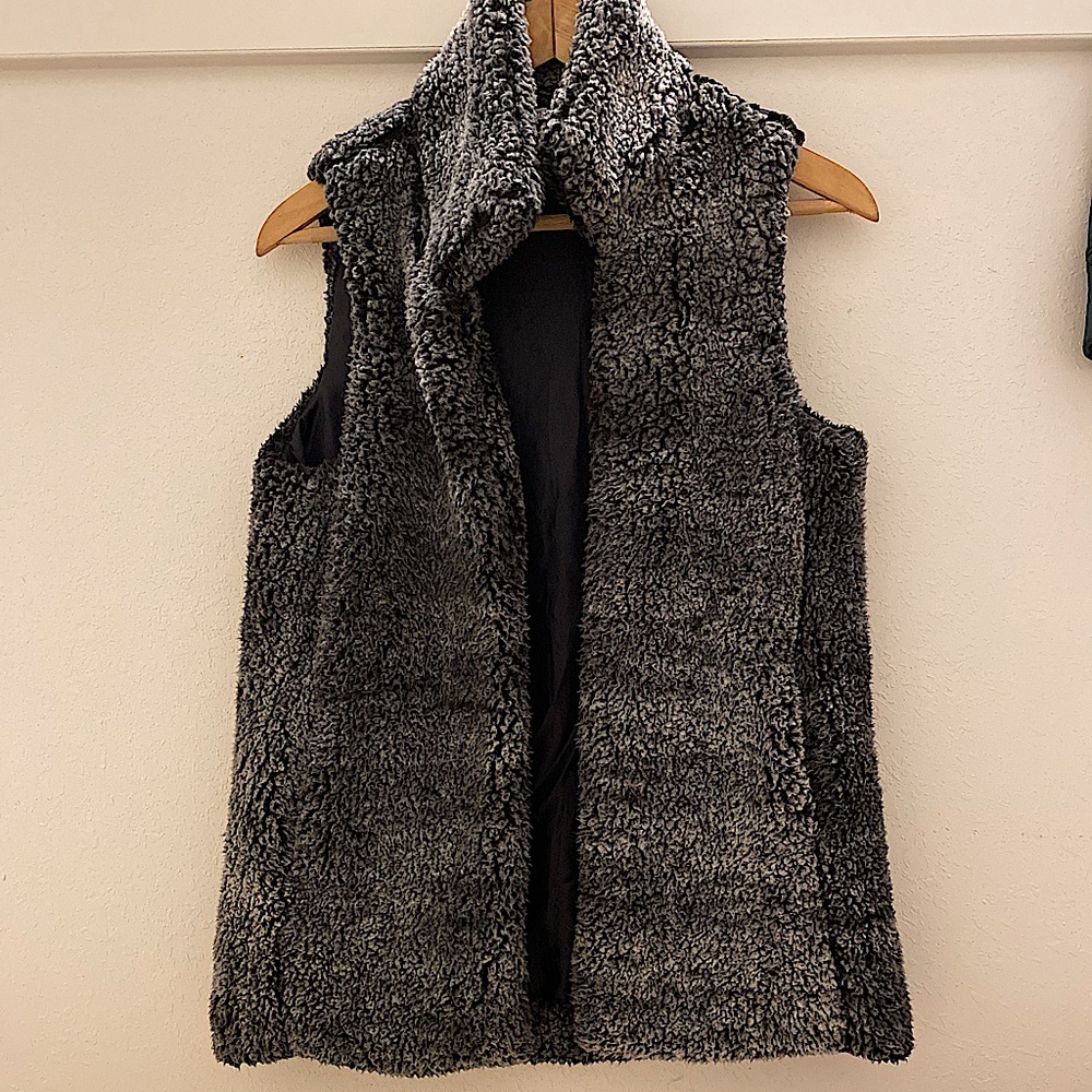 gray Sherpa vest with pockets -small